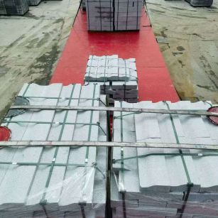 阳江 芝麻白仿形加直形路沿石出货日常