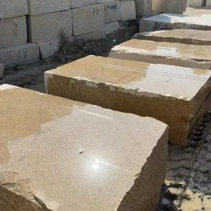 阳江 黄金麻方料堆场洗料分选中，原材料充足