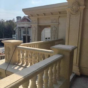 阳江 黄金麻别墅外墙干挂雕花配合阳台栏杆花瓶柱