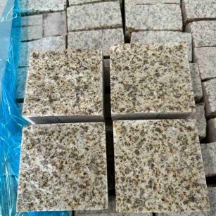 阳江 黄金麻花岗岩自然面小方块，弹石，马蹄石等