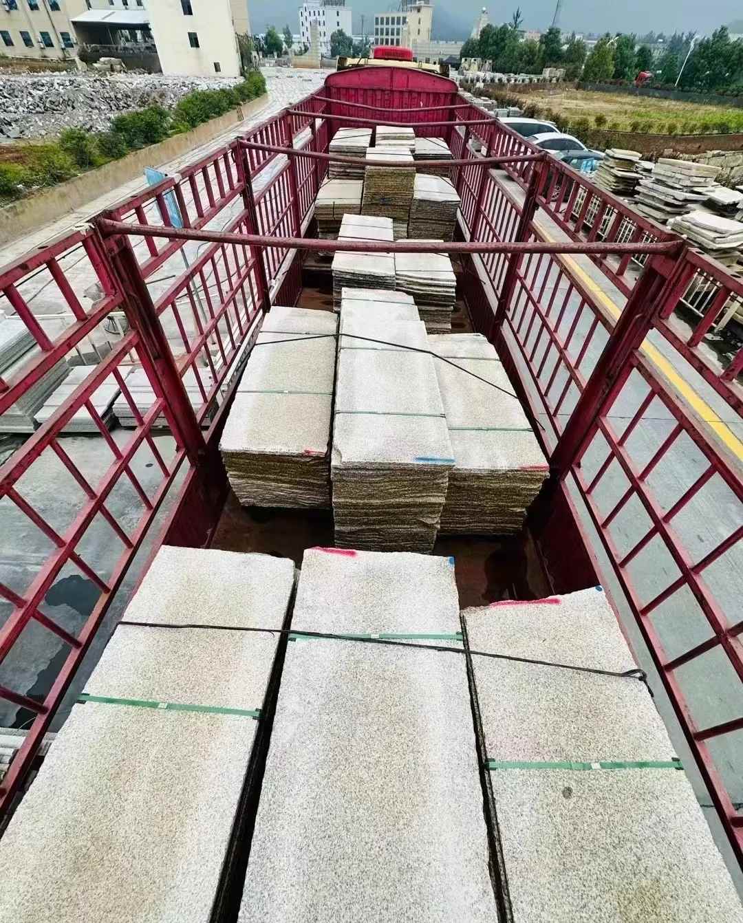 阳江 黄金麻花岗岩荔枝面，光面毛板装车完成