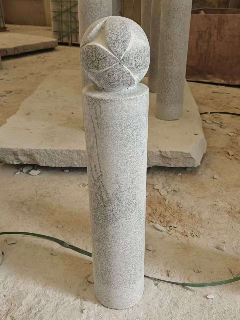 阳江 芝麻白花岗岩石材挡车石柱、停车柱、圆柱挡车柱、方柱挡车柱等