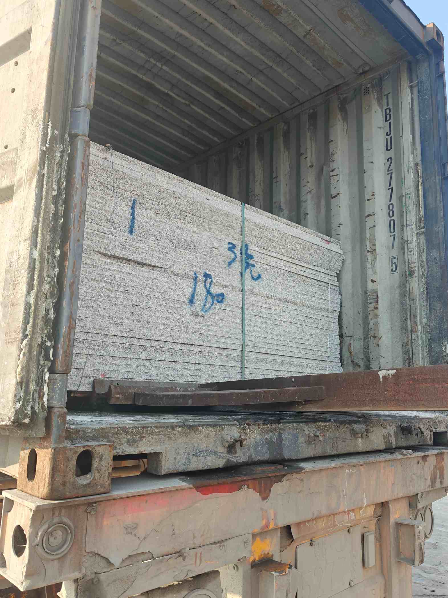 阳江 芝麻白花岗岩石材3.0公分光面毛板装柜出货