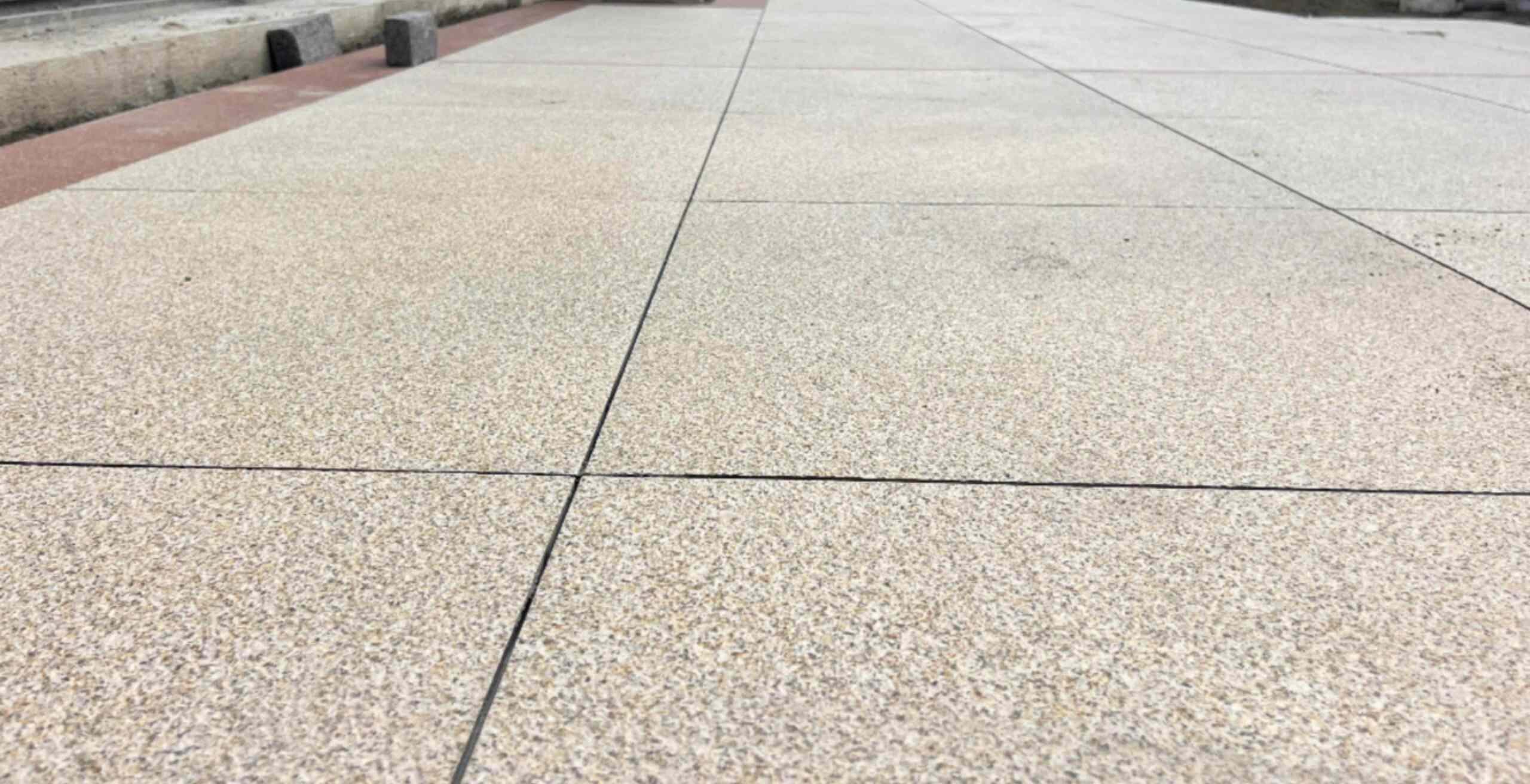 阳江 黄金麻花岗岩石板材荔枝面地面铺装效果