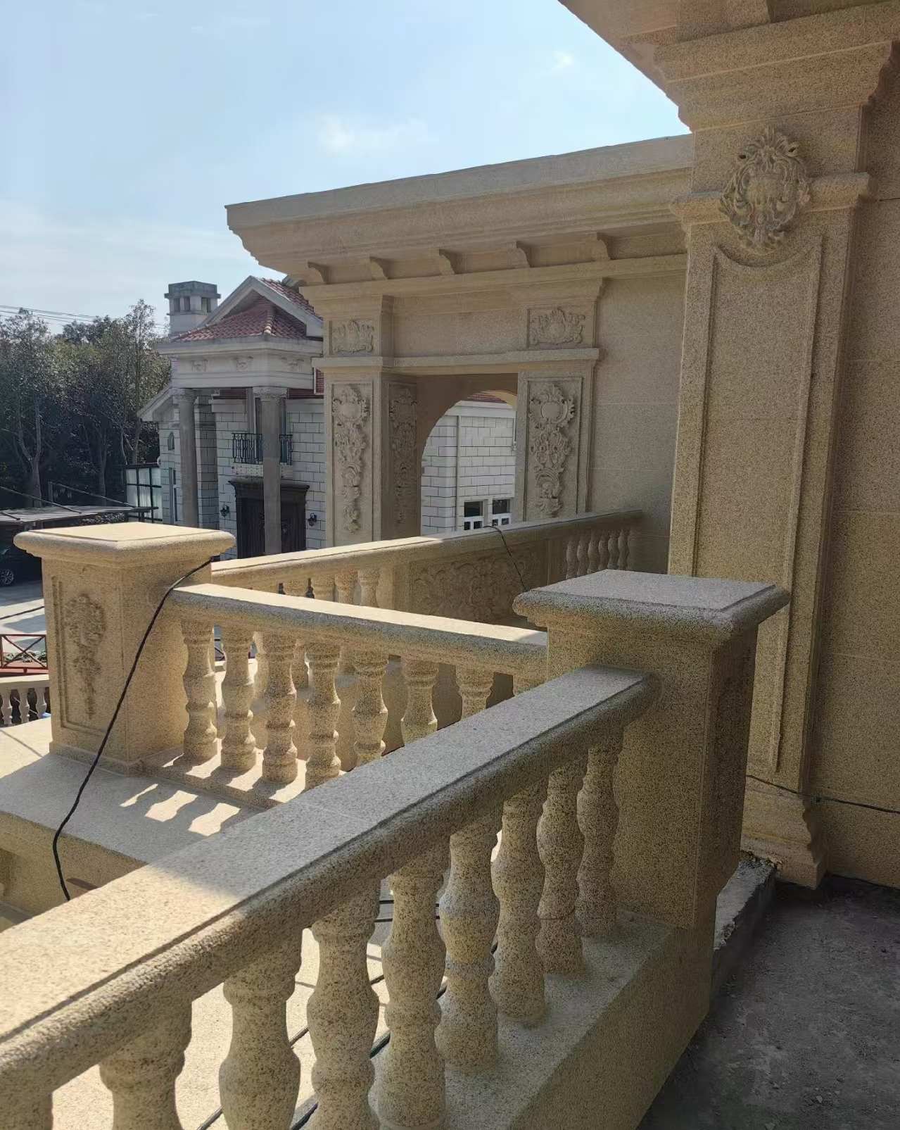 阳江 黄金麻别墅外墙干挂雕花配合阳台栏杆花瓶柱