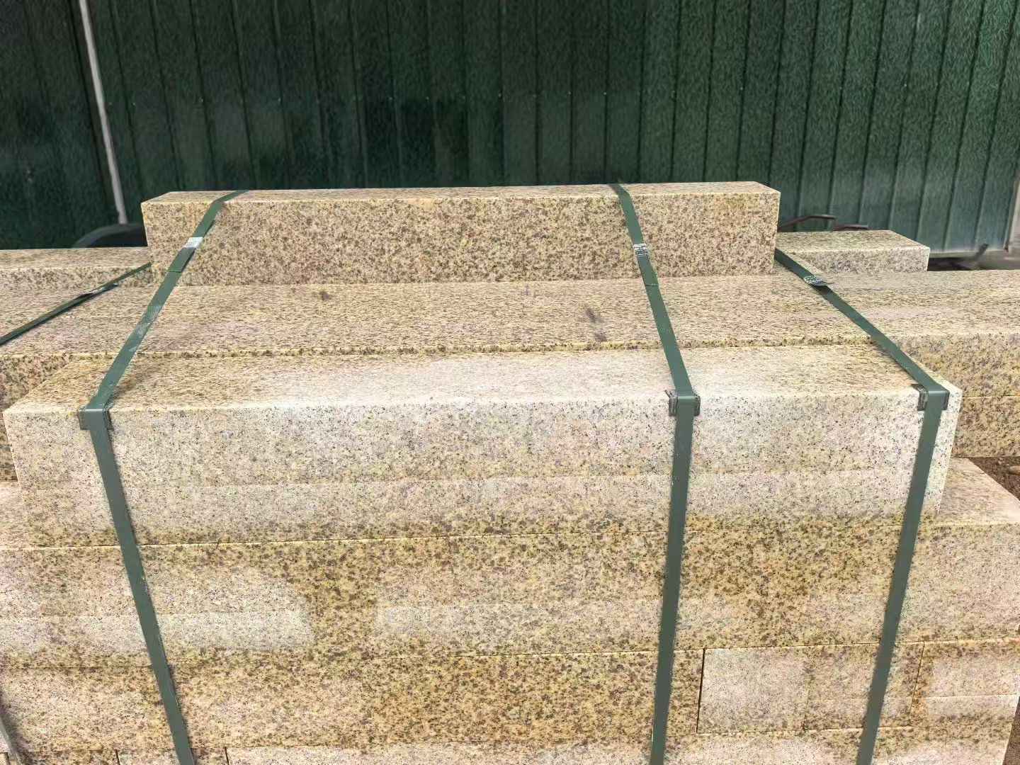 阳江 黄金麻花岗岩石材机切面栏杆料半成品