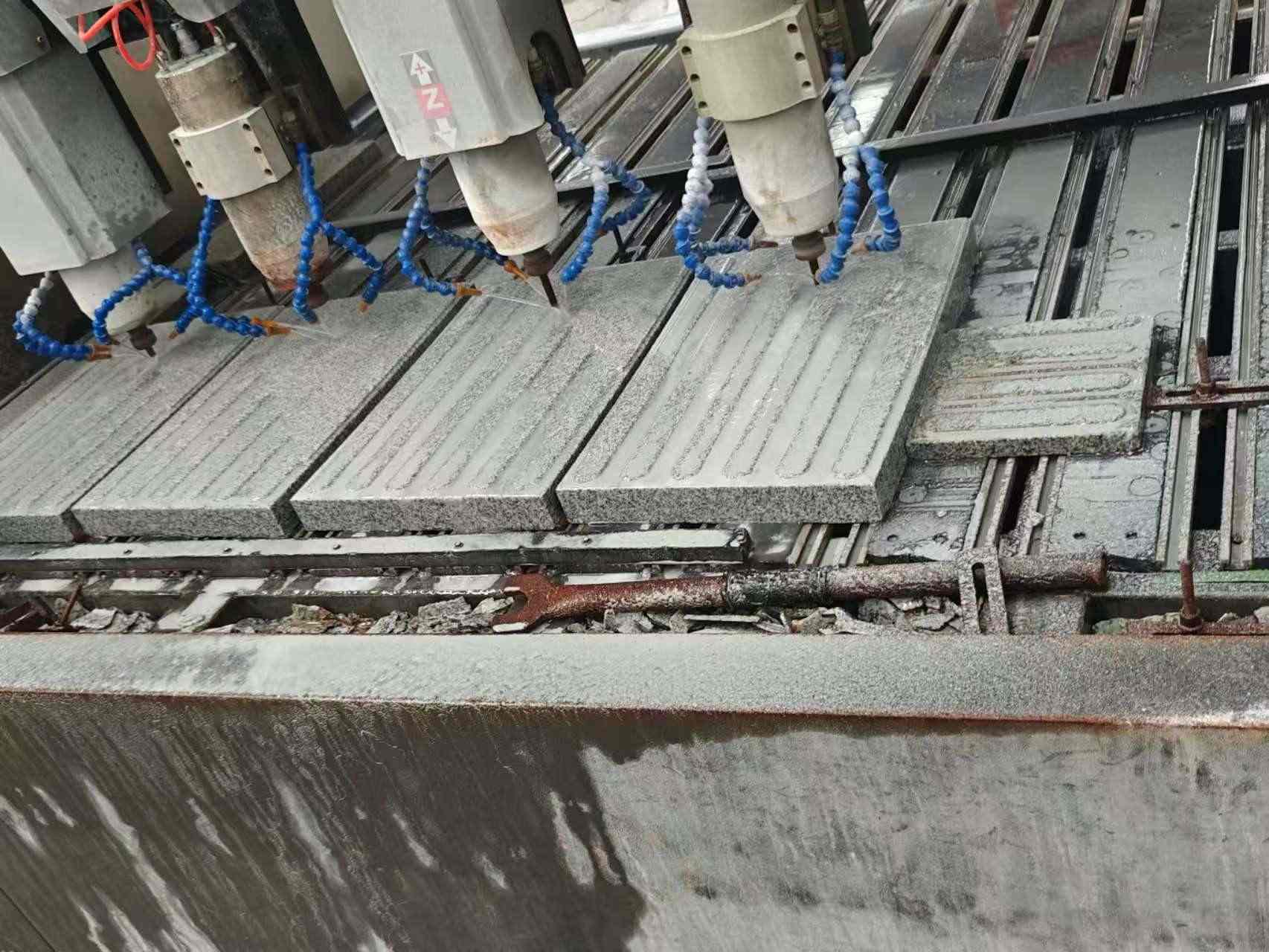 阳江 芝麻白花岗岩荔枝面盲道雕刻