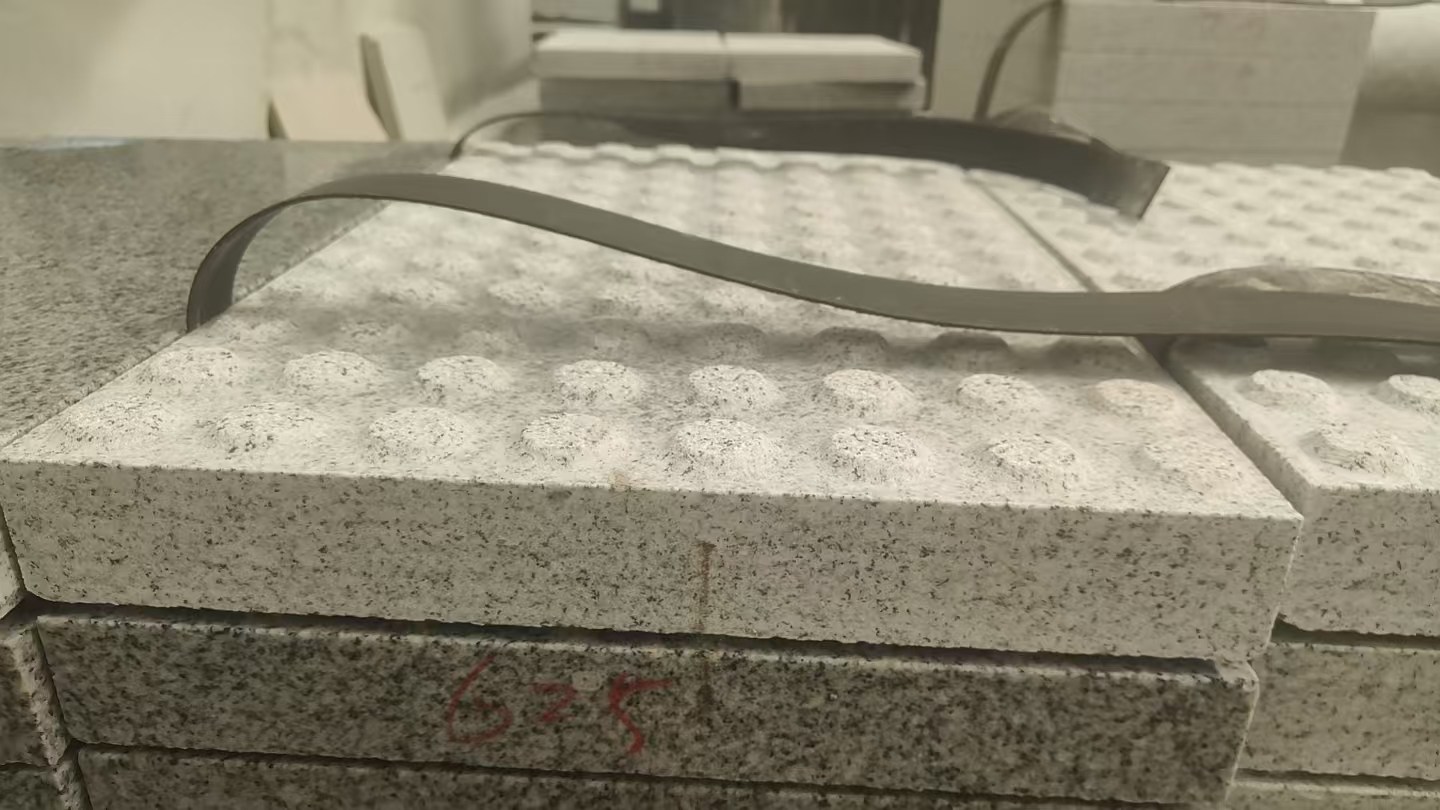 阳江 芝麻白花岗岩6.0公分荔枝面五轴加工雕刻盲点