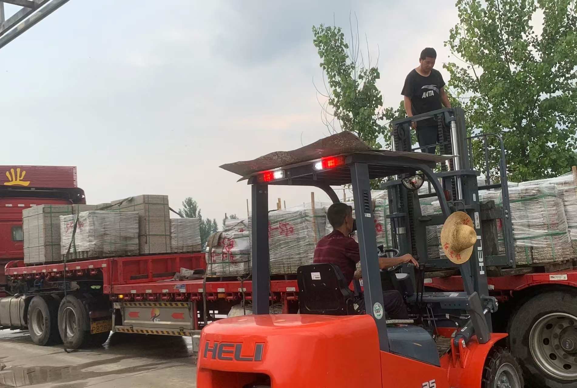 阳江 黄金麻冰裂纹，地铺石装车