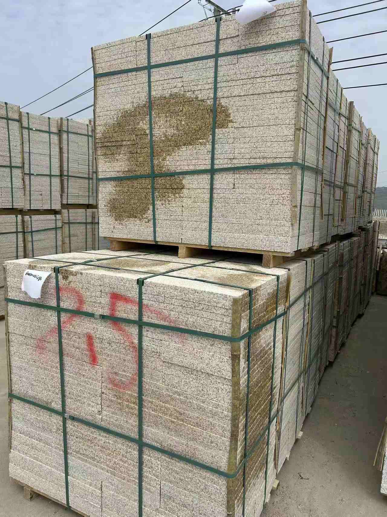 阳江 黄金麻花岗岩石材荔枝面地铺石2.5*300*600