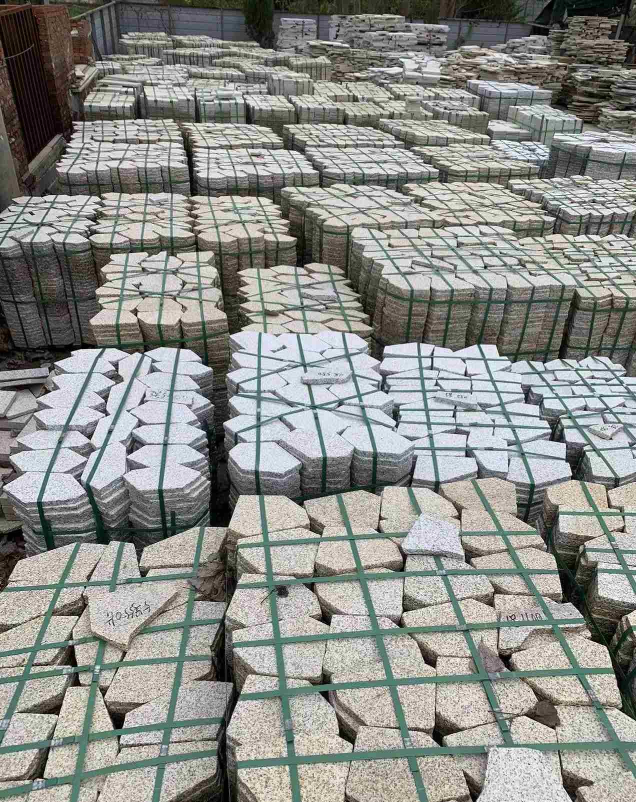 阳江 黄金麻白麻花岗岩荔枝面地铺石(冰裂纹)