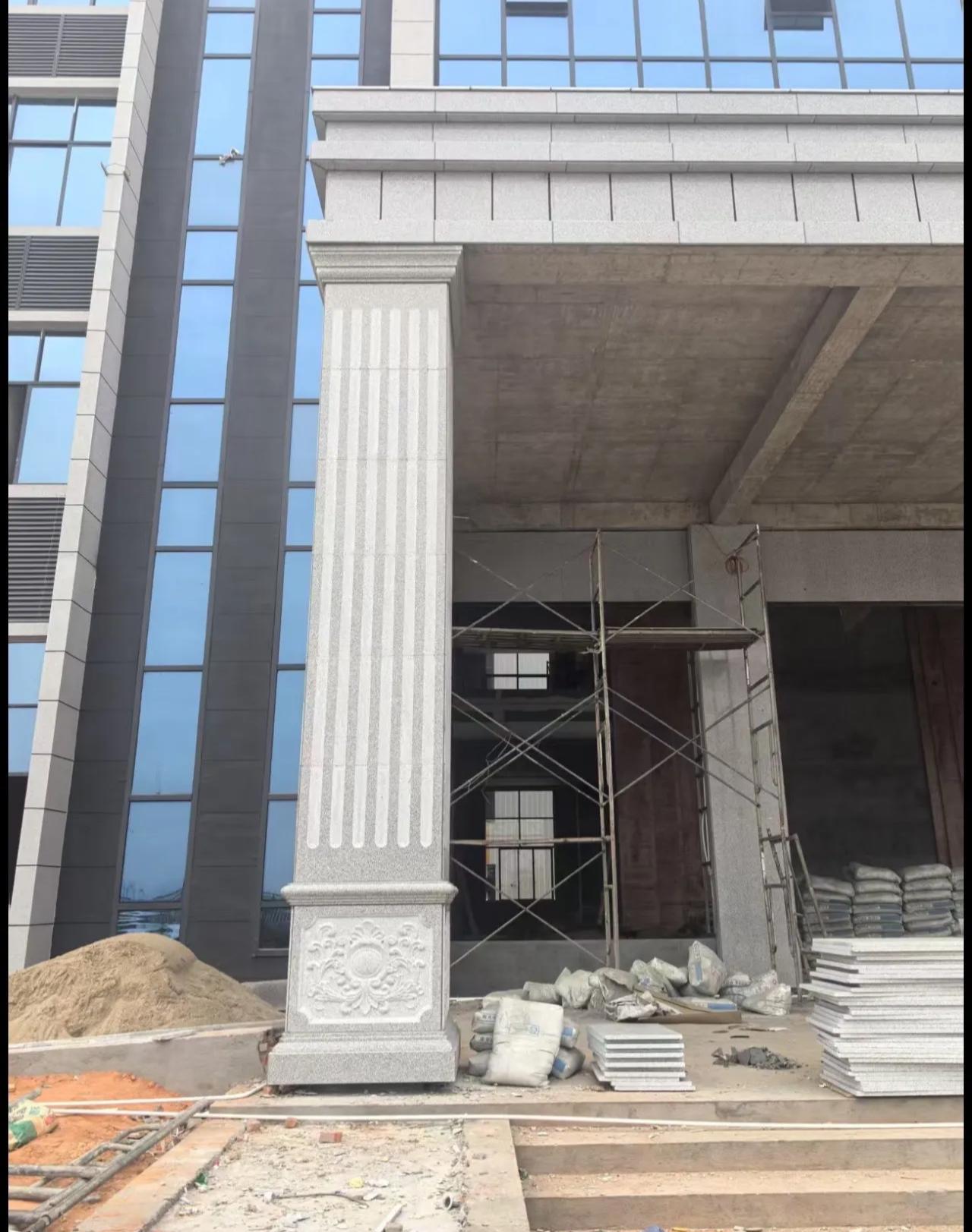 阳江 芝麻白光面花岗岩门楼大柱（罗马柱）配雕花底座