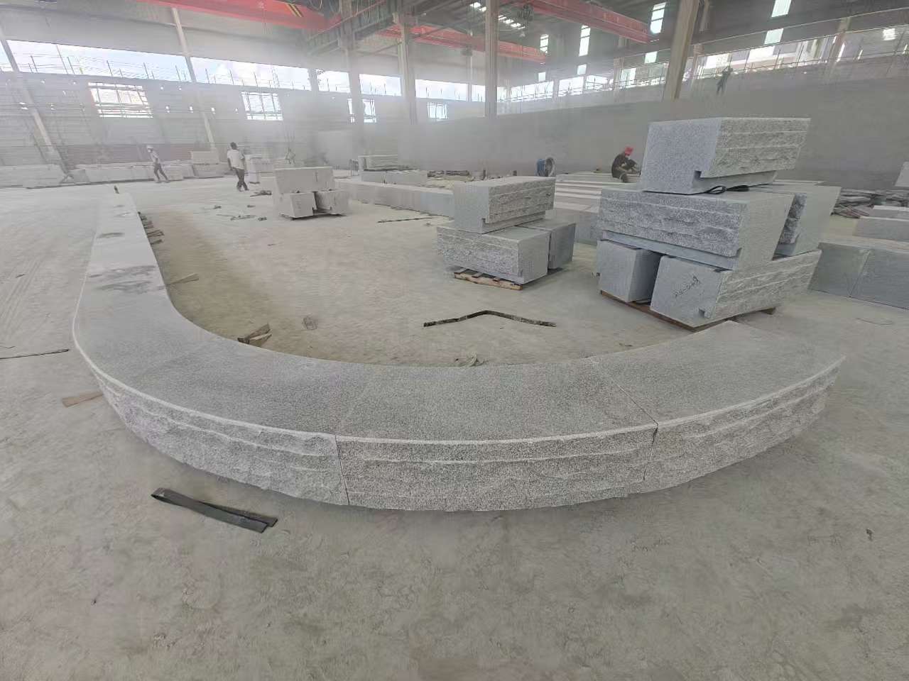 阳江 芝麻白异形坐凳，自然面光面弧形加工