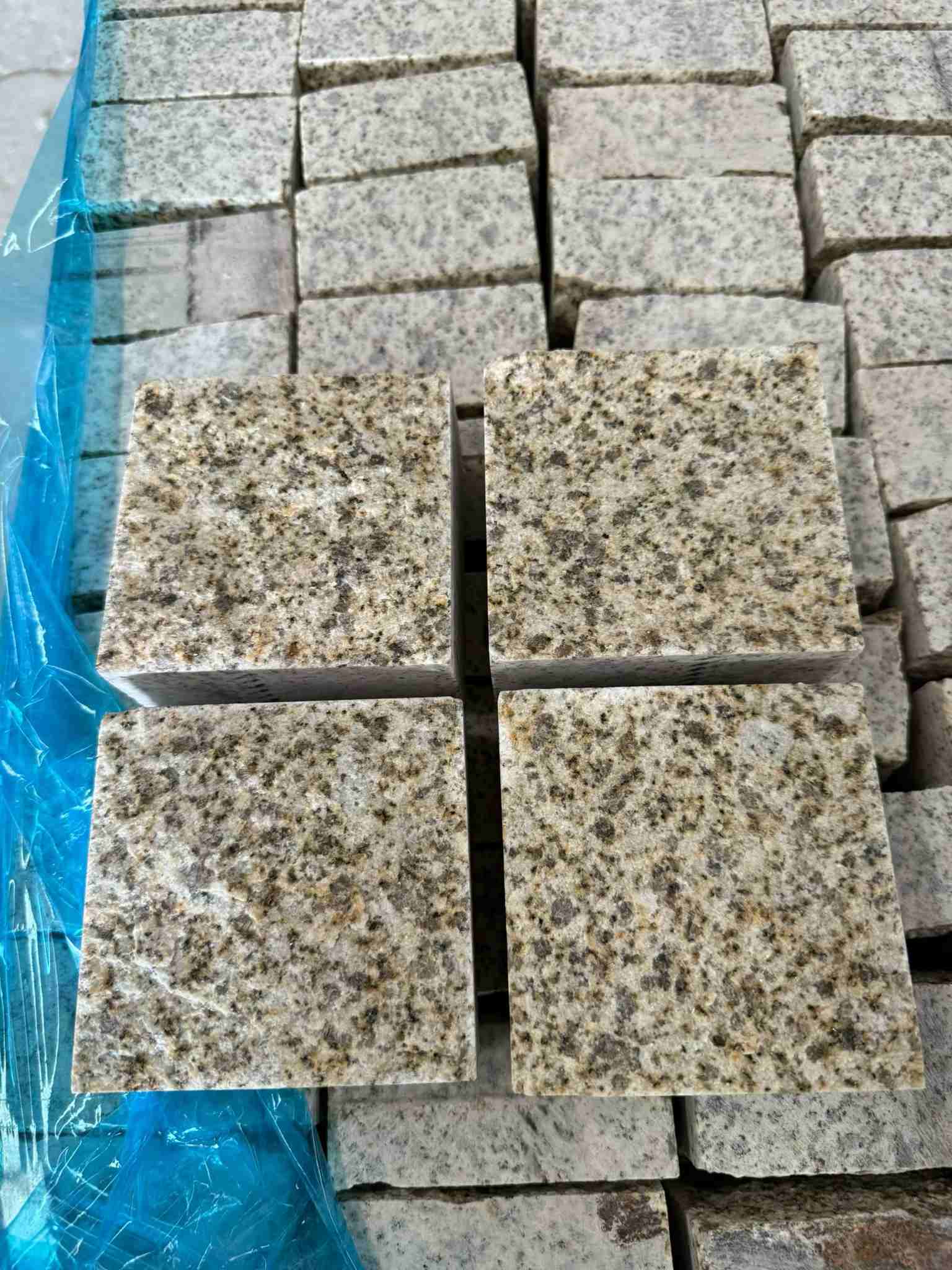 阳江 黄金麻花岗岩自然面小方块，弹石，马蹄石等