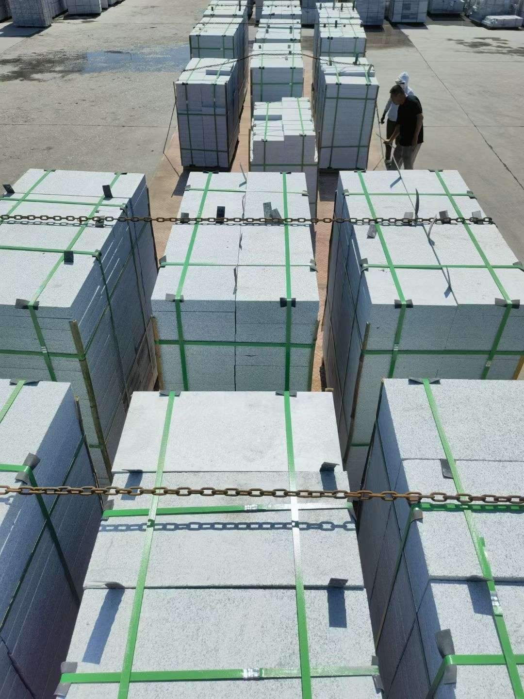 阳江 芝麻白花岗岩5公分地铺石 花岗岩厂家工厂装车日常