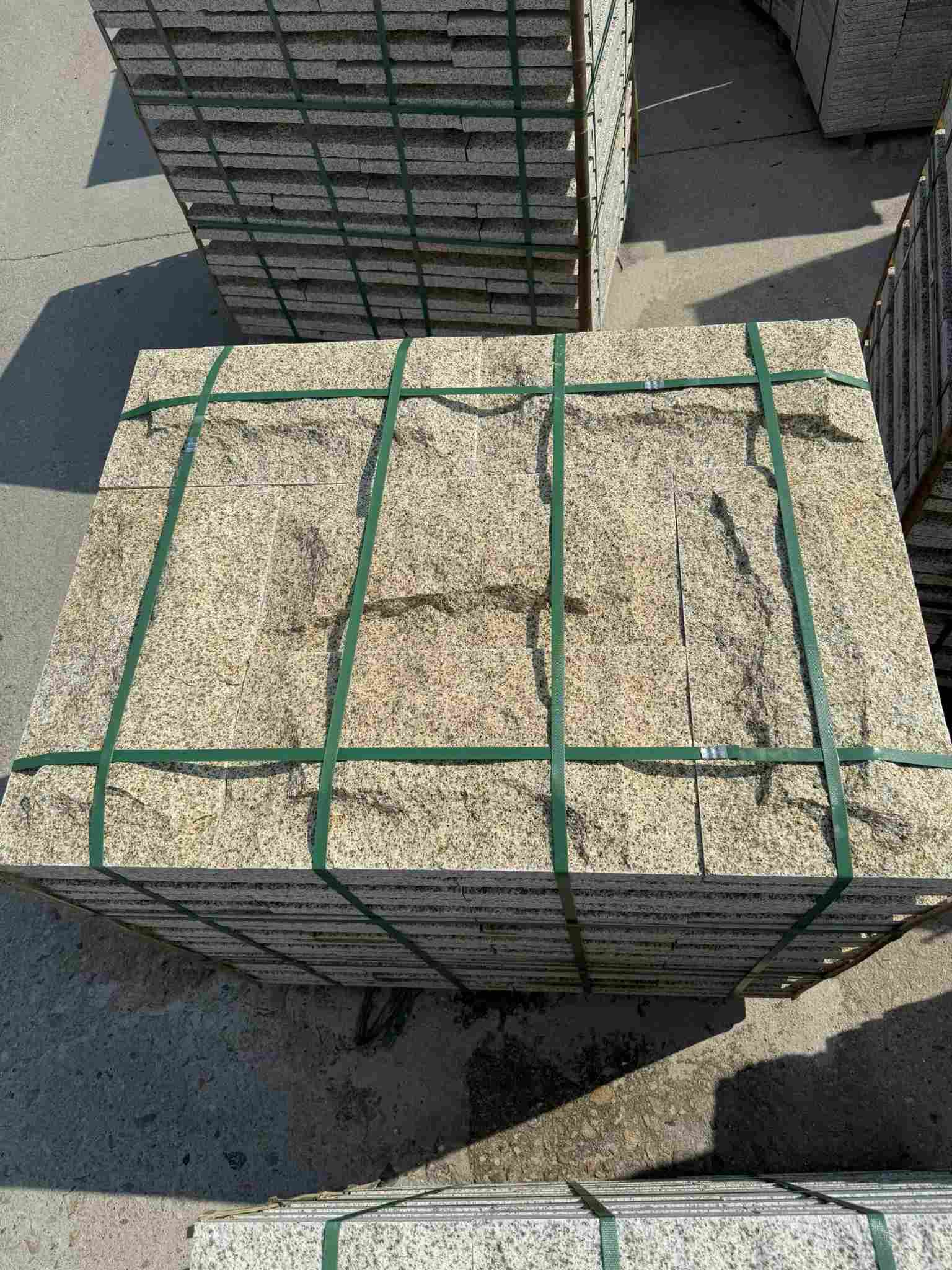 阳江 黄金麻花岗岩石材自然面蘑菇石成品