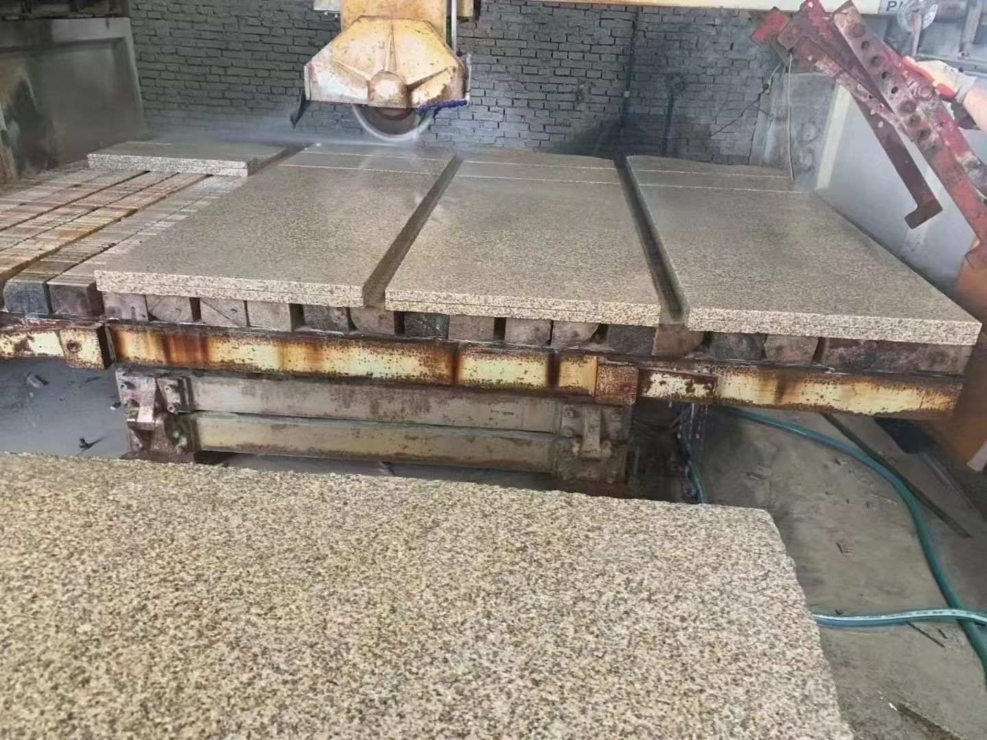 阳江 黄金麻荔枝面成品板加工