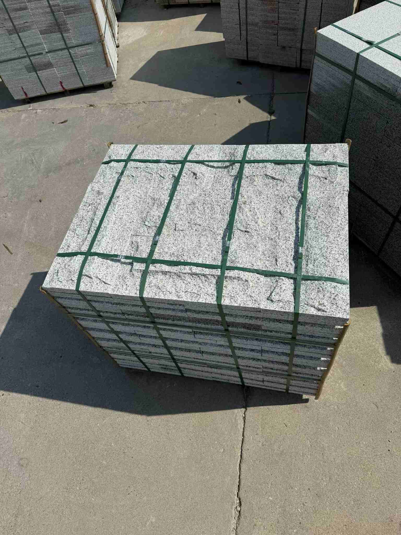 阳江 白麻花岗岩石材自然面蘑菇石成品