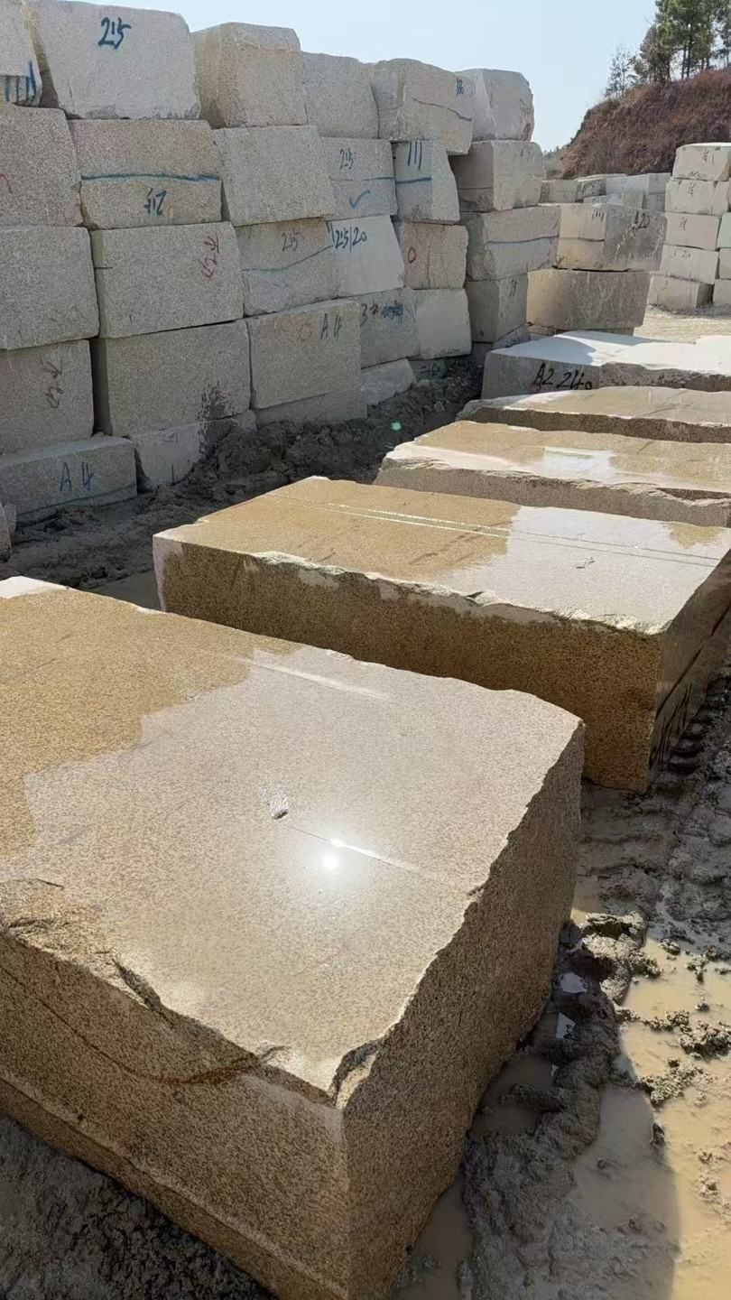 阳江 黄金麻方料堆场洗料分选中，原材料充足