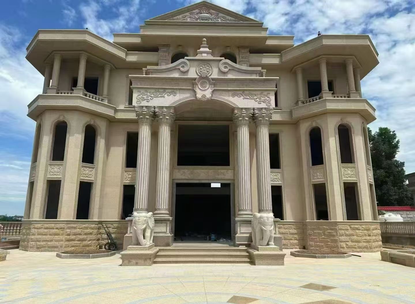 阳江 黄金麻别墅外墙干挂，大柱，大象，蘑菇石，雕花板