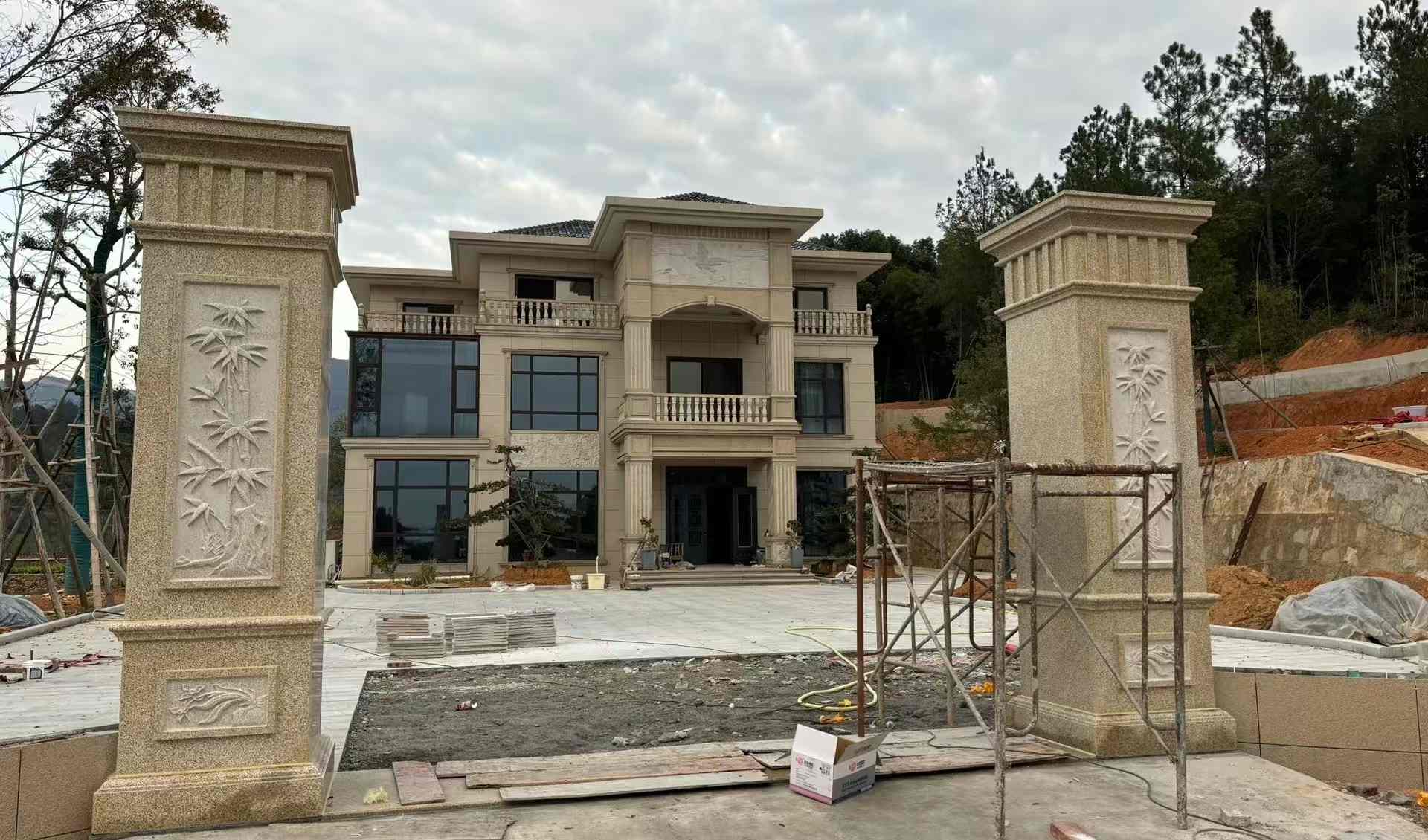 阳江 黄金麻花岗岩别墅雕花外墙干挂配上门口雕花罗马柱