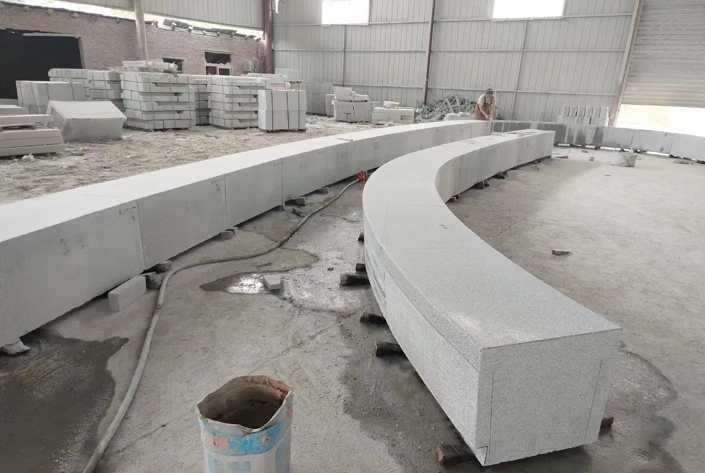 阳江芝麻白花岗岩石板材 园林光面弧形坐凳