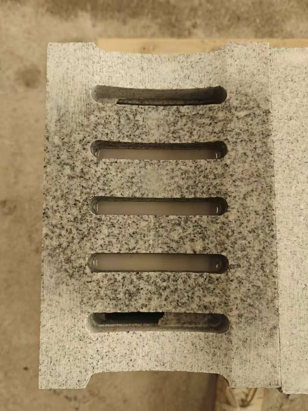 阳江 芝麻白拉丝面花岗岩U型开槽排水槽